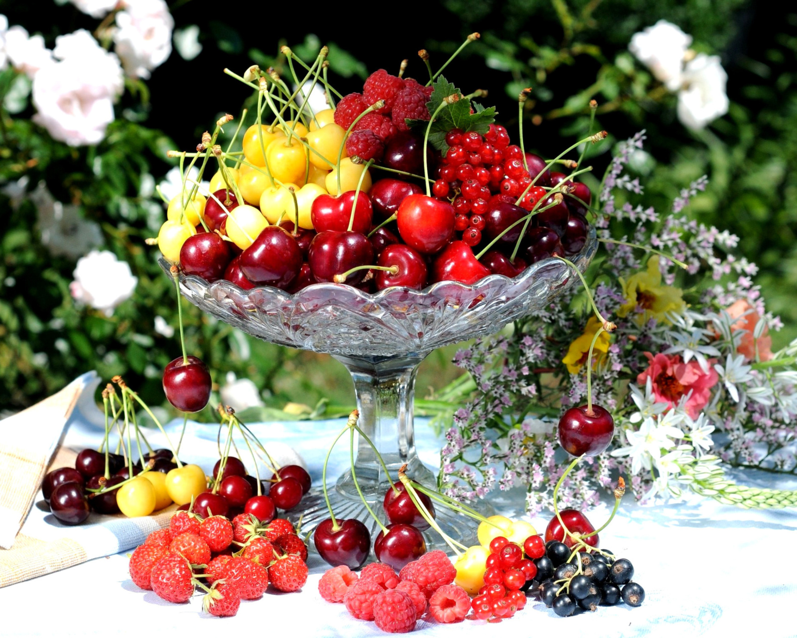 Fondo de pantalla Summer berries and harvest 1600x1280