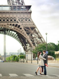 Couple Next To Tour De France screenshot #1 240x320