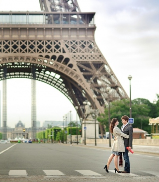 Couple Next To Tour De France - Obrázkek zdarma pro Nokia X2