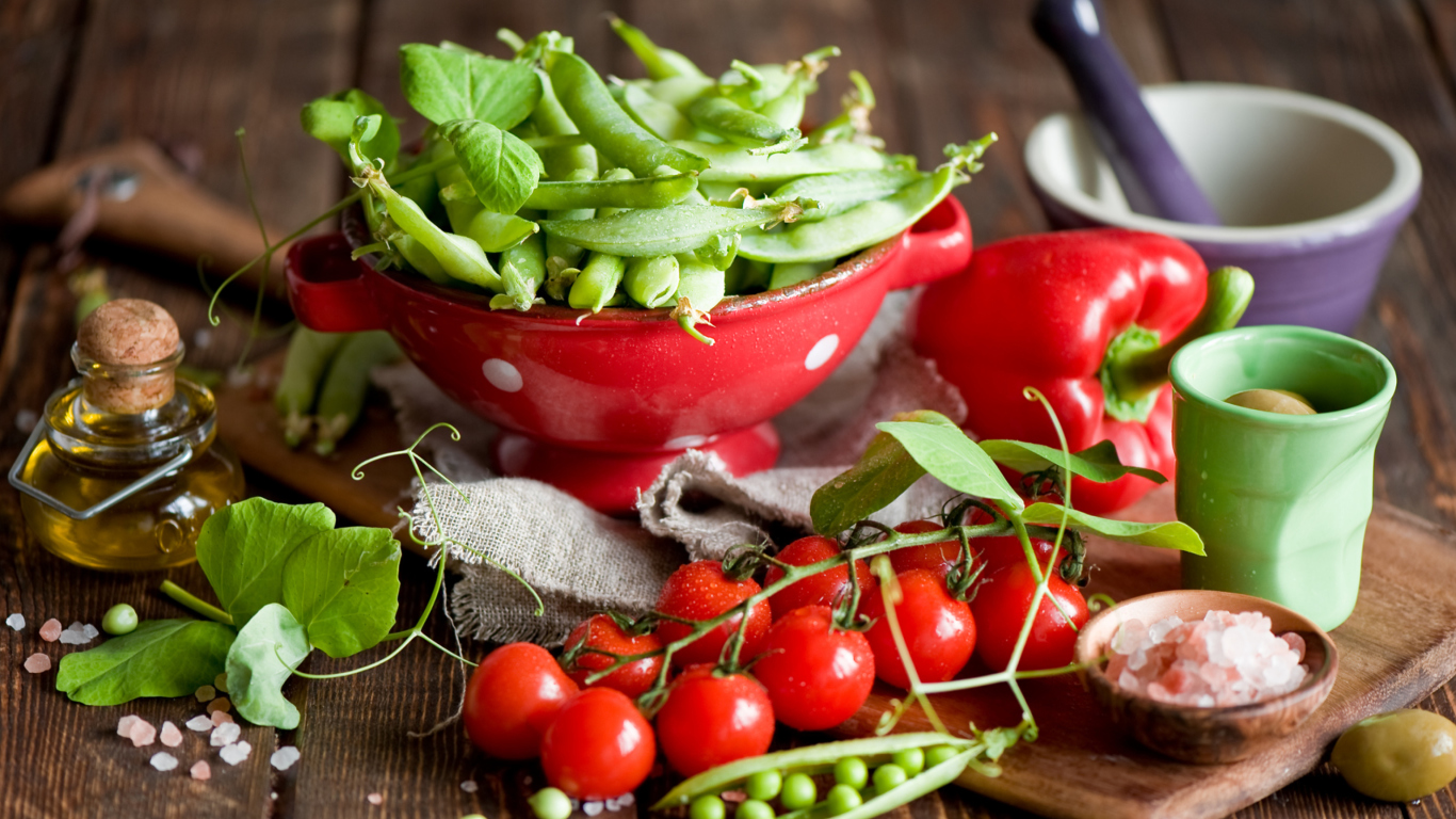 Screenshot №1 pro téma Red Cherry Tomatoes And Peas 1366x768