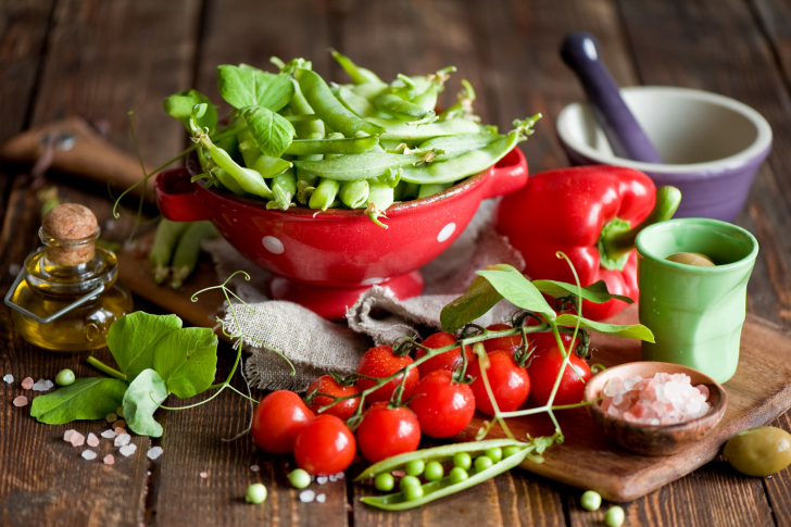 Das Red Cherry Tomatoes And Peas Wallpaper