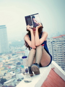 Screenshot №1 pro téma Girl With Book Sitting On Roof 132x176