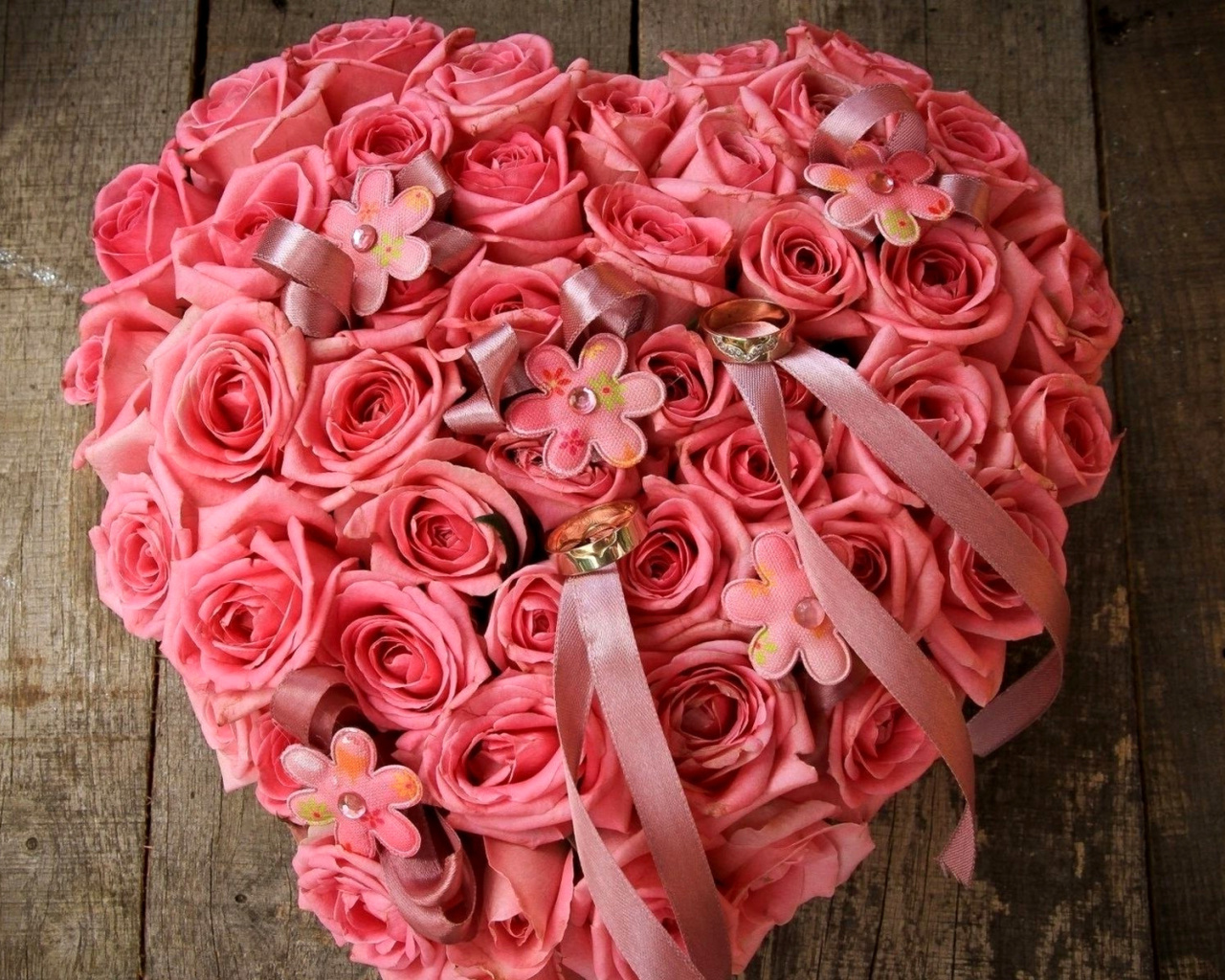 Sfondi Pink heart from roses Ultra HD 1280x1024