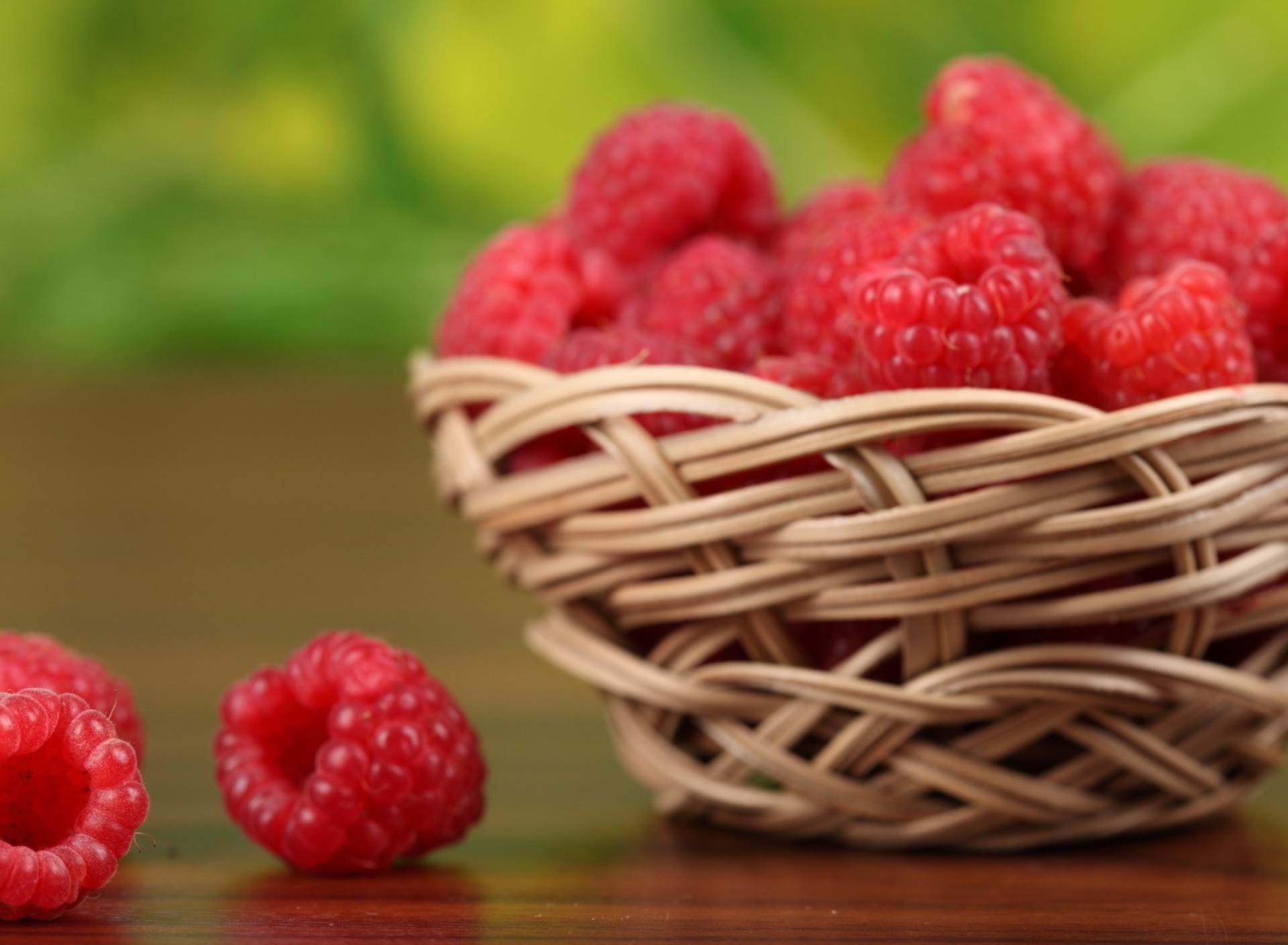 Sfondi Basket Of Raspberries 1920x1408