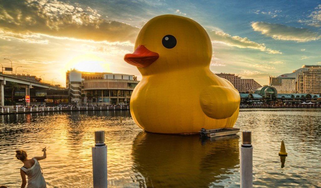 Sfondi Giant Yellow Duck 1024x600