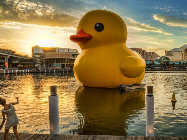 Обои Giant Yellow Duck 640x480