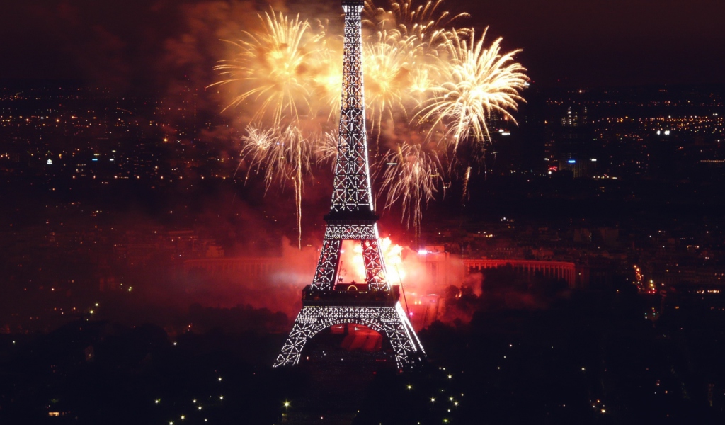 Screenshot №1 pro téma Fireworks At Eiffel Tower 1024x600