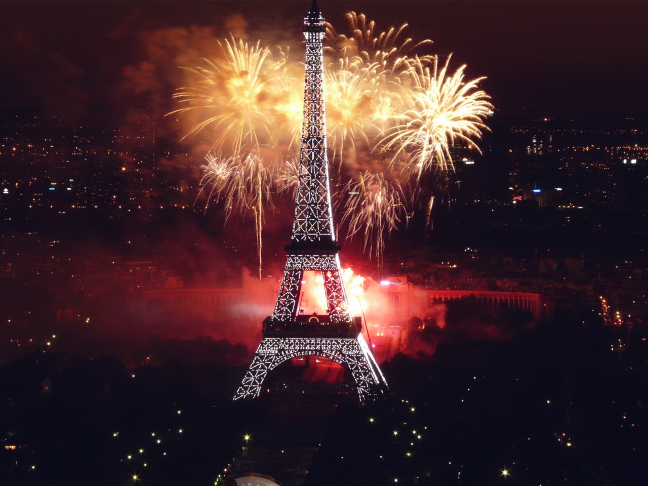 Fondo de pantalla Fireworks At Eiffel Tower 1280x960