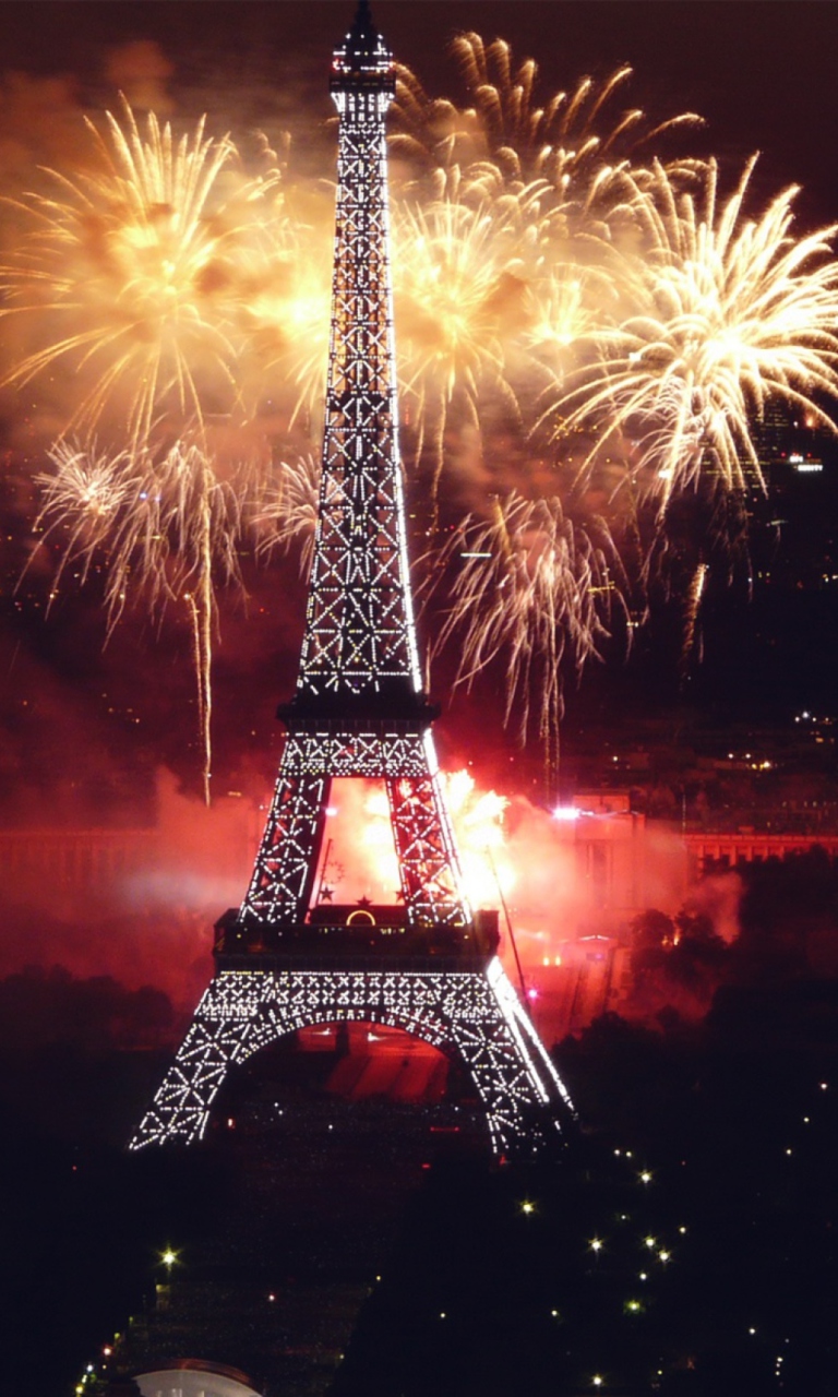 Fondo de pantalla Fireworks At Eiffel Tower 768x1280