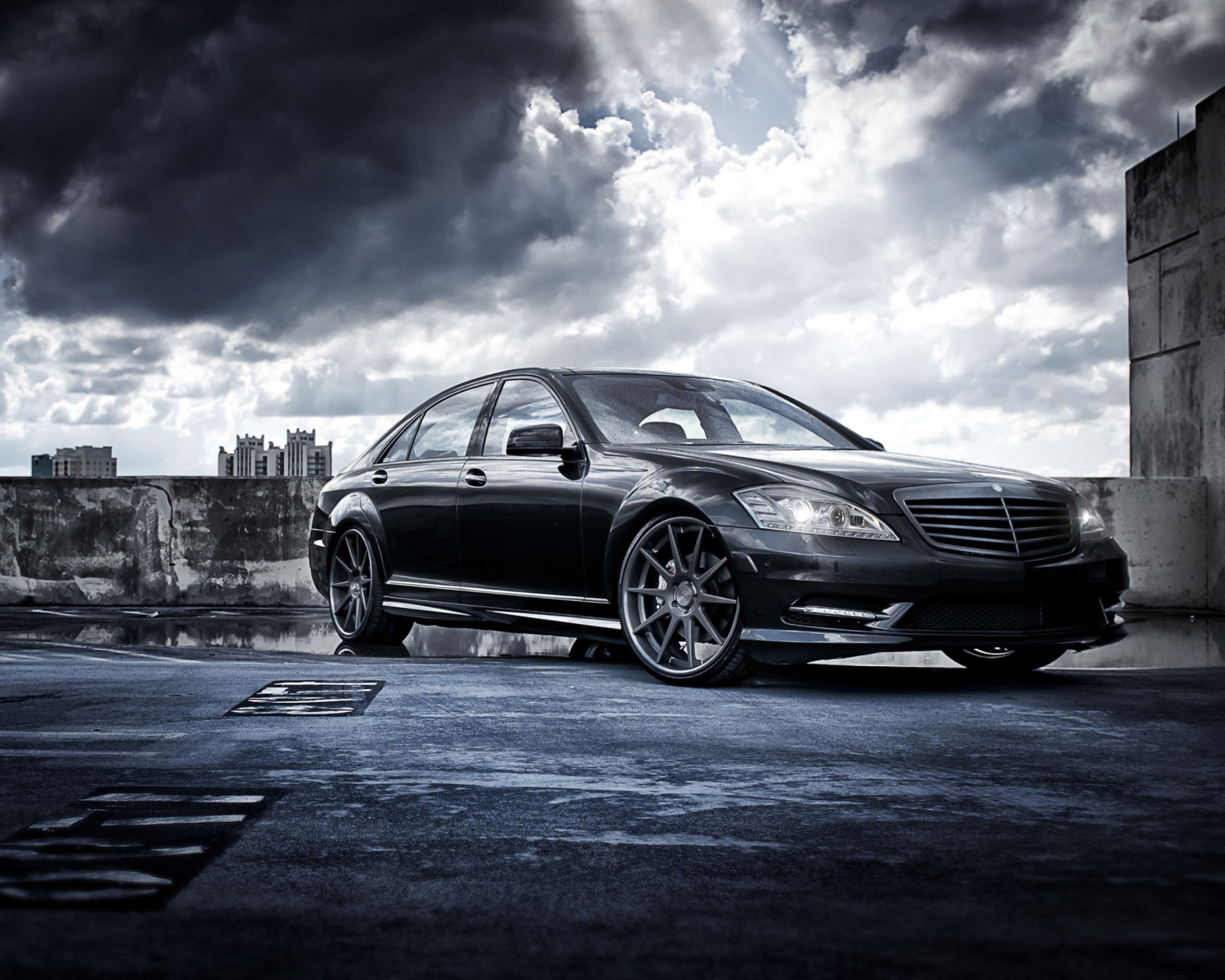 Fondo de pantalla Mercedes-Benz S-Class 1600x1280