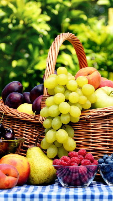 Обои Organic Fruit Gift Basket 360x640