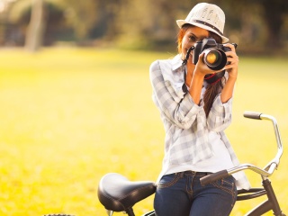 Girl photographer wallpaper 320x240