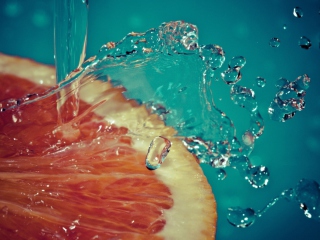 Screenshot №1 pro téma Orange Slice In Water Drops 320x240