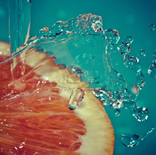 Orange Slice In Water Drops - Obrázkek zdarma pro 128x128