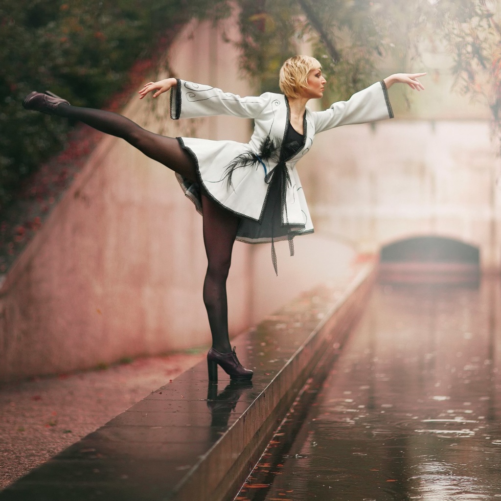 Das Ballerina Dance in Rain Wallpaper 1024x1024