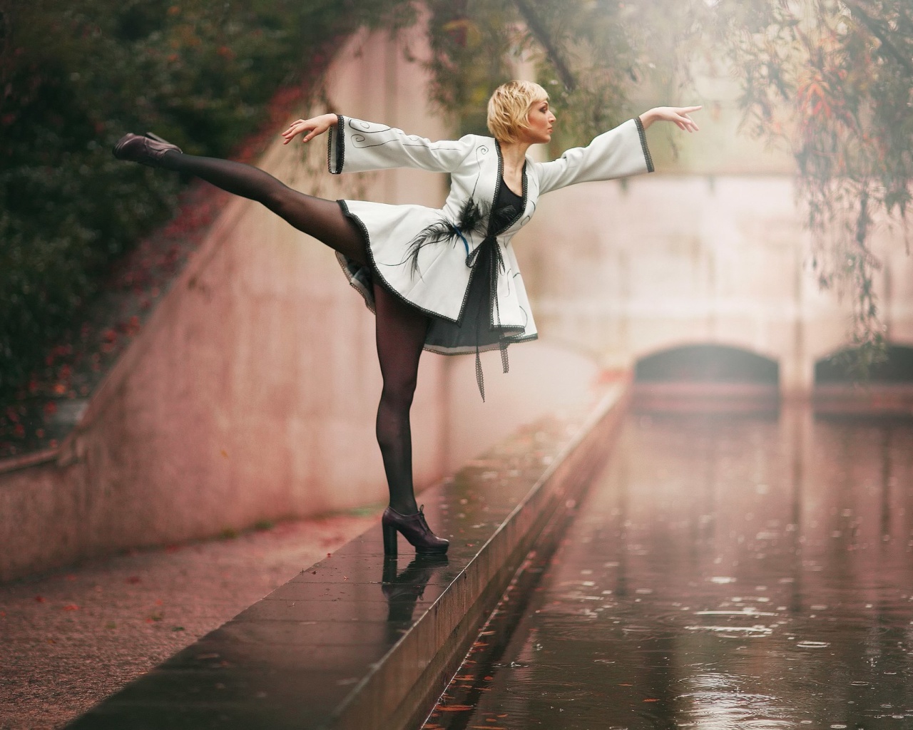 Fondo de pantalla Ballerina Dance in Rain 1280x1024