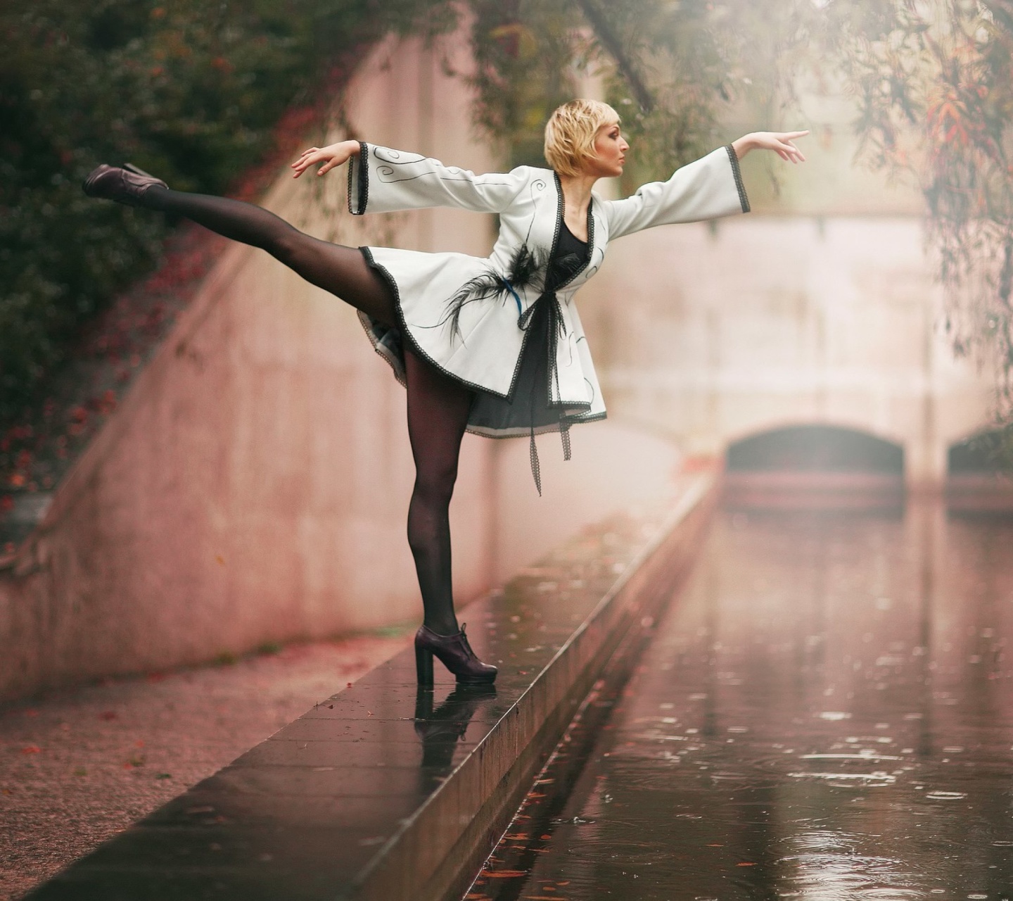 Screenshot №1 pro téma Ballerina Dance in Rain 1440x1280
