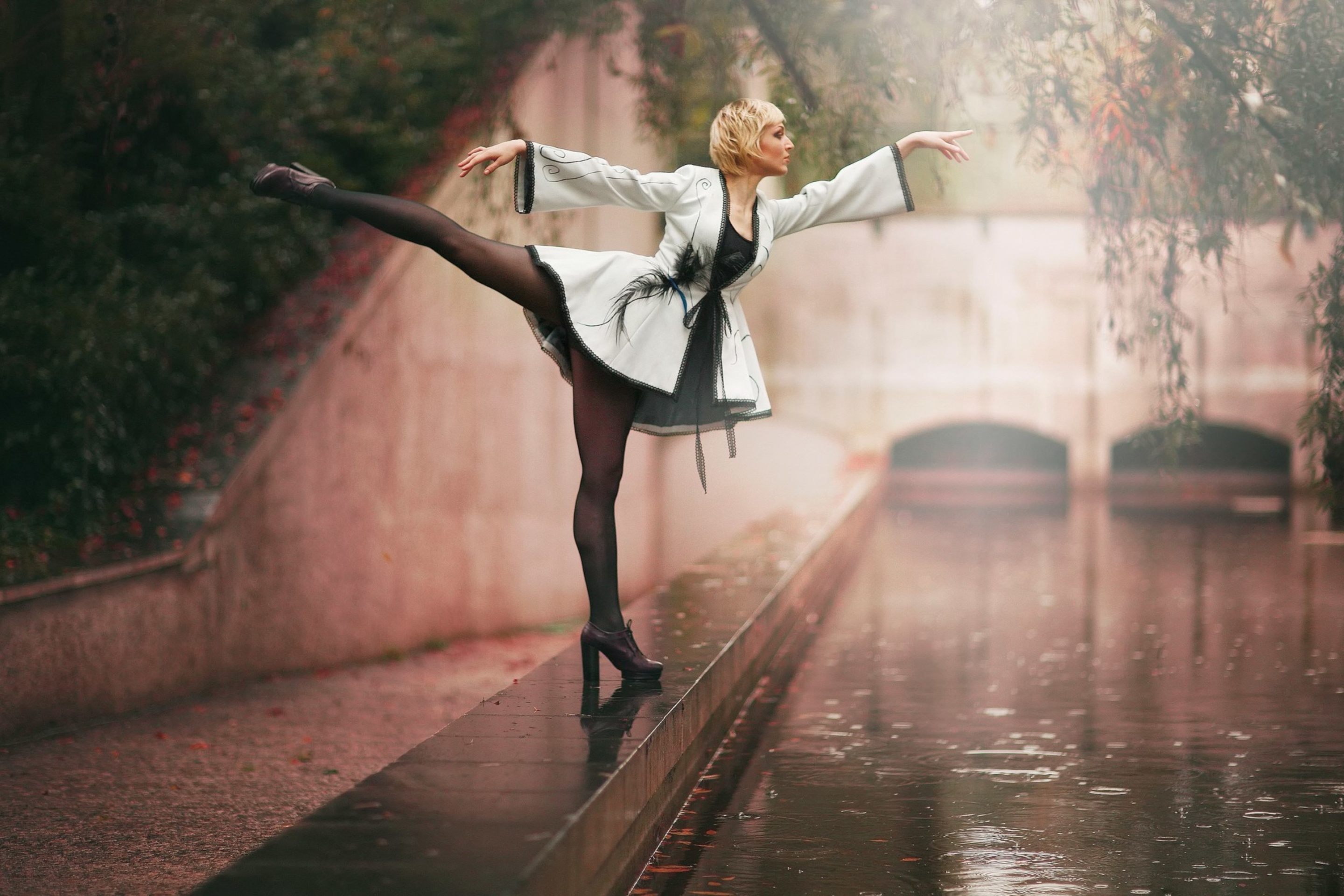 Обои Ballerina Dance in Rain 2880x1920