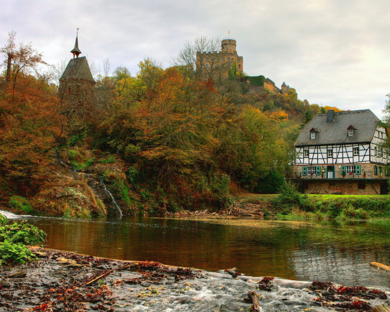 Das Castle in Autumn Forest Wallpaper 1600x1280