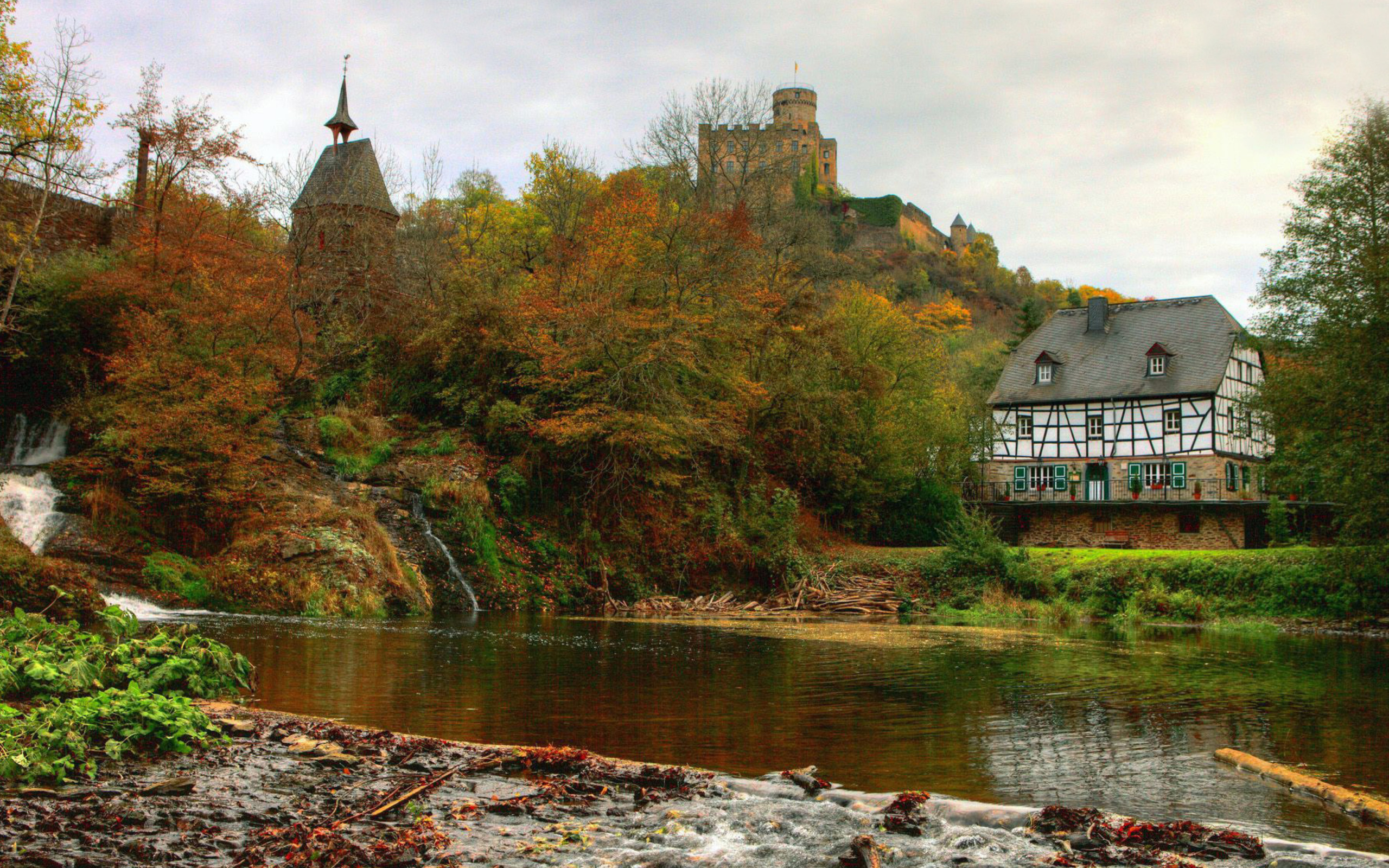 Sfondi Castle in Autumn Forest 2560x1600