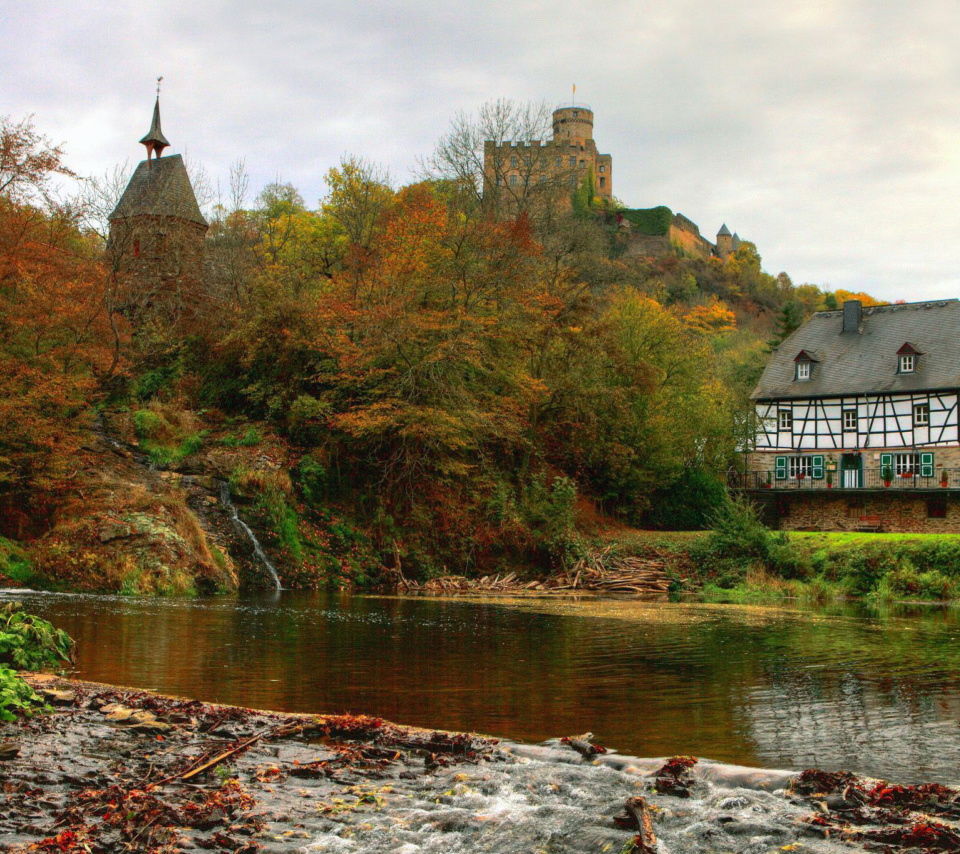 Das Castle in Autumn Forest Wallpaper 960x854