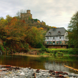 Kostenloses Castle in Autumn Forest Wallpaper für iPad