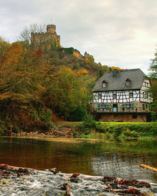 Castle in Autumn Forest - Obrázkek zdarma pro Nokia Asha 503