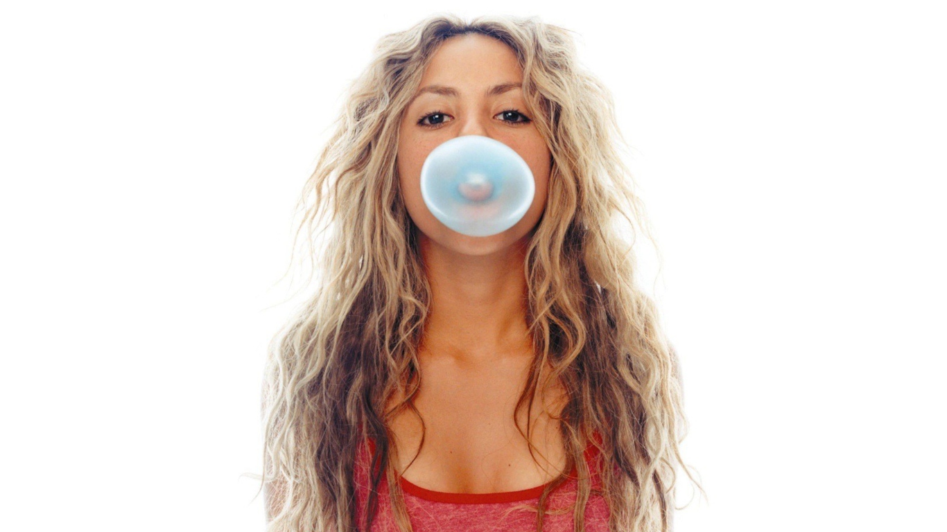 Screenshot №1 pro téma Shakira And Bubble Gum 1366x768