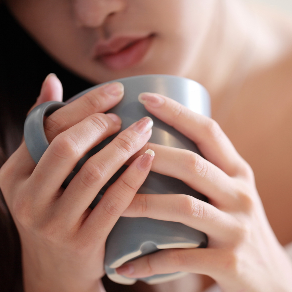 Fondo de pantalla Cup Of Tea In Girl's Hands 1024x1024