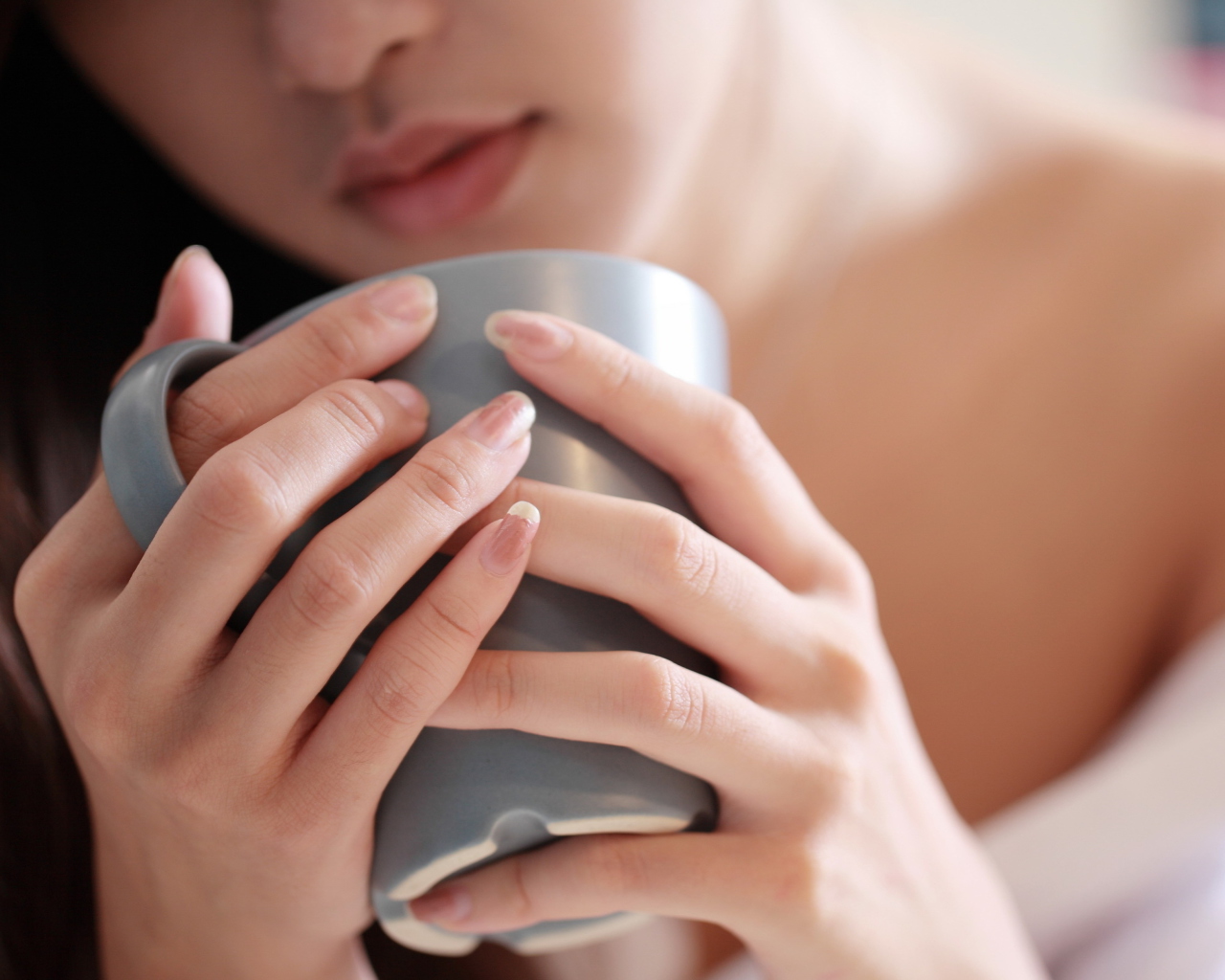 Screenshot №1 pro téma Cup Of Tea In Girl's Hands 1280x1024