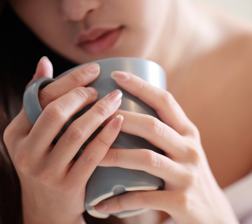 Cup Of Tea In Girl's Hands wallpaper 960x854