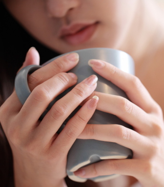 Cup Of Tea In Girl's Hands - Obrázkek zdarma pro Nokia Asha 309