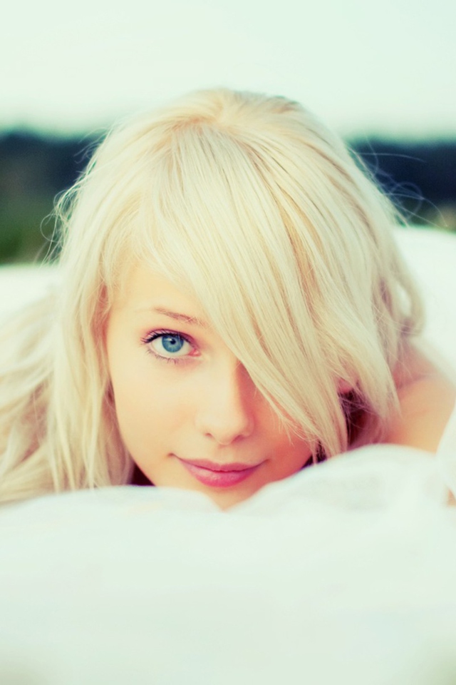 White Veil & Blonde Girl screenshot #1 640x960