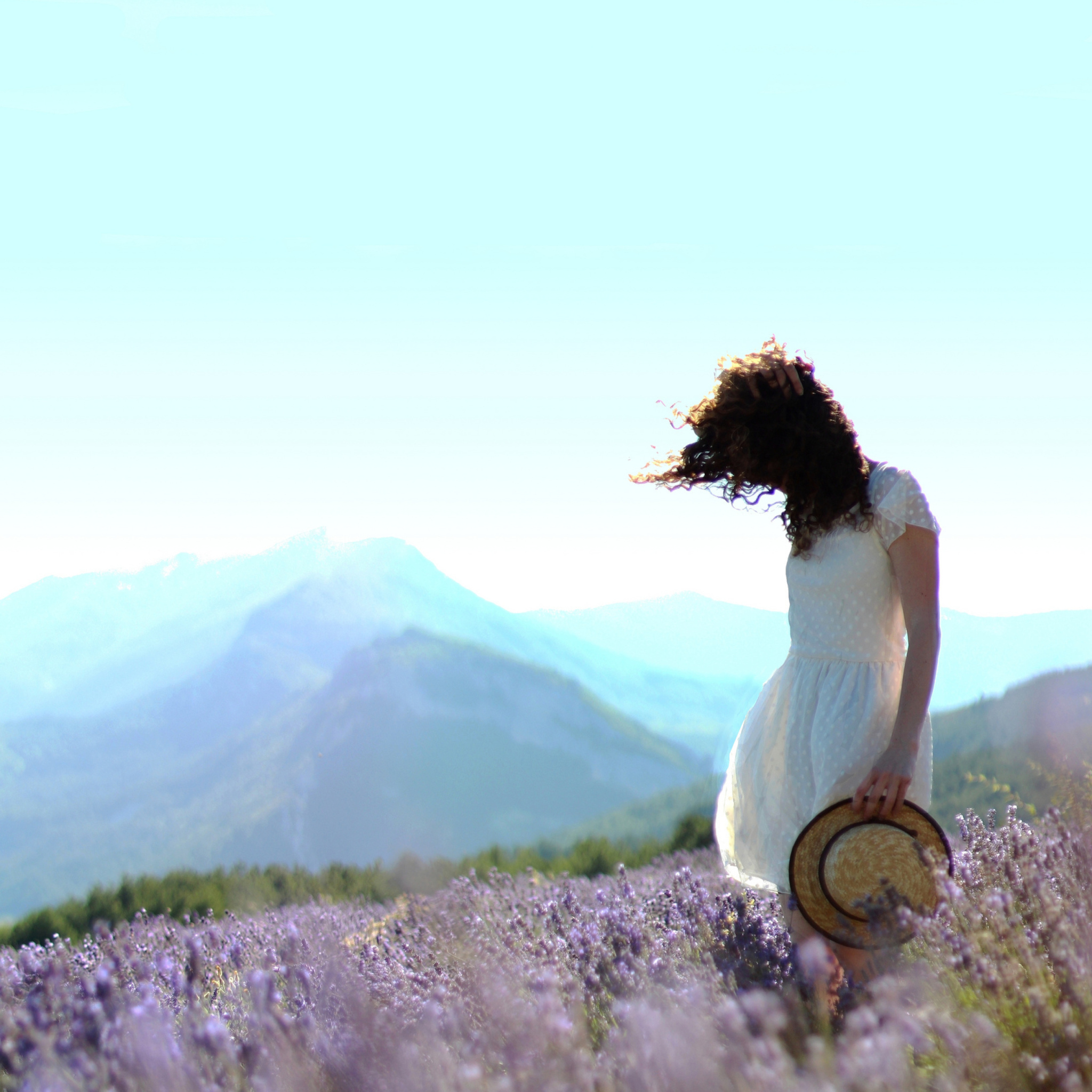 Screenshot №1 pro téma Girl In Lavender Field 2048x2048