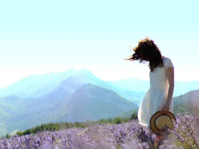 Screenshot №1 pro téma Girl In Lavender Field 640x480
