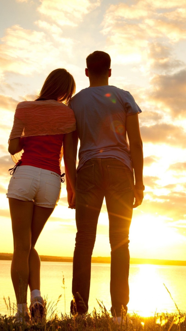 Screenshot №1 pro téma Couple Watching Sunset 640x1136