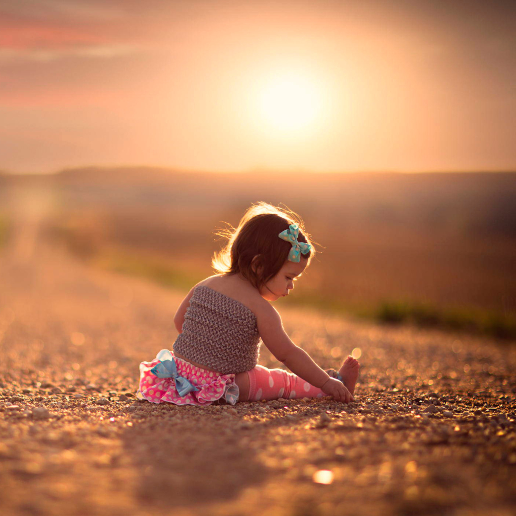 Обои Child On Road At Sunset 1024x1024