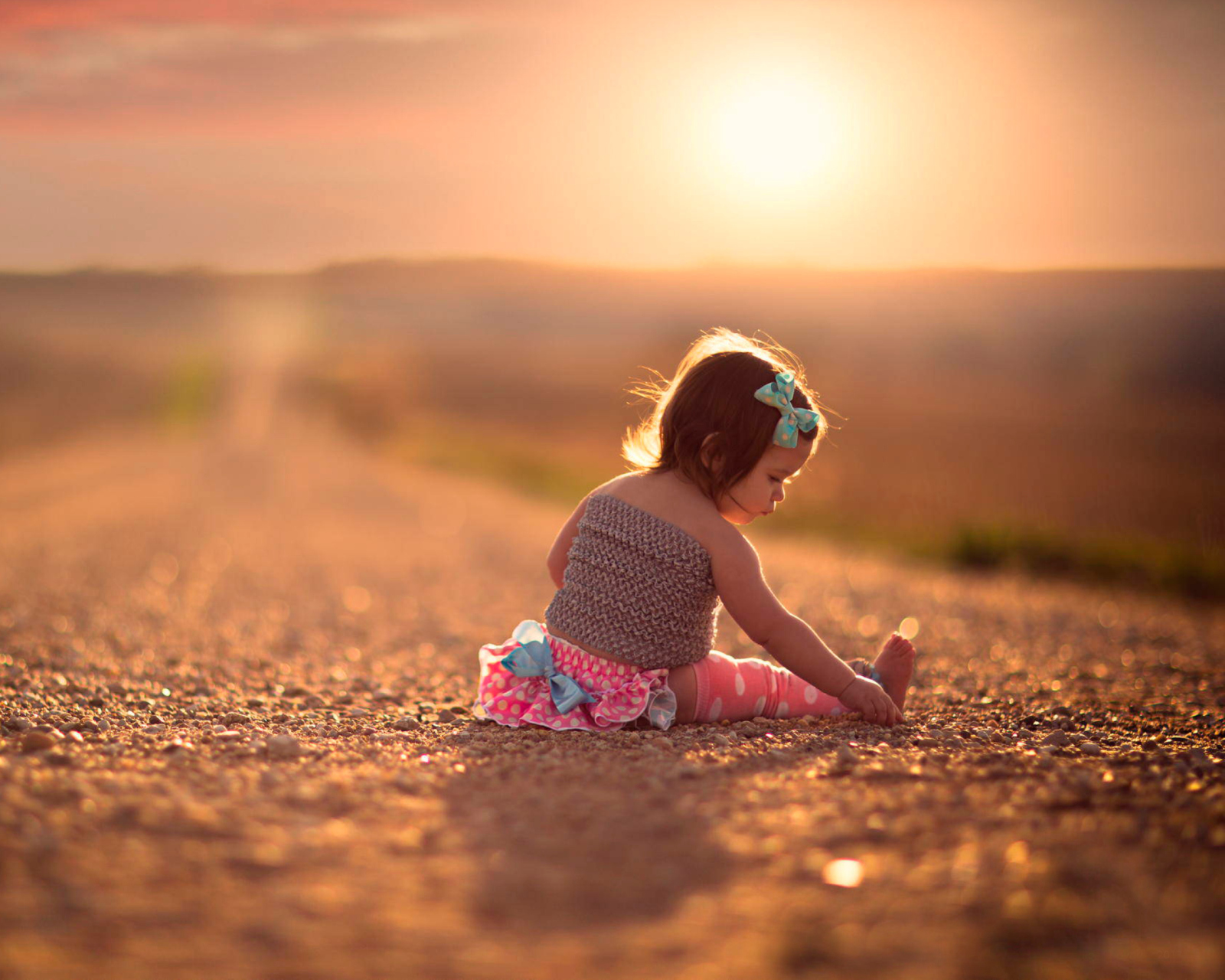 Screenshot №1 pro téma Child On Road At Sunset 1600x1280