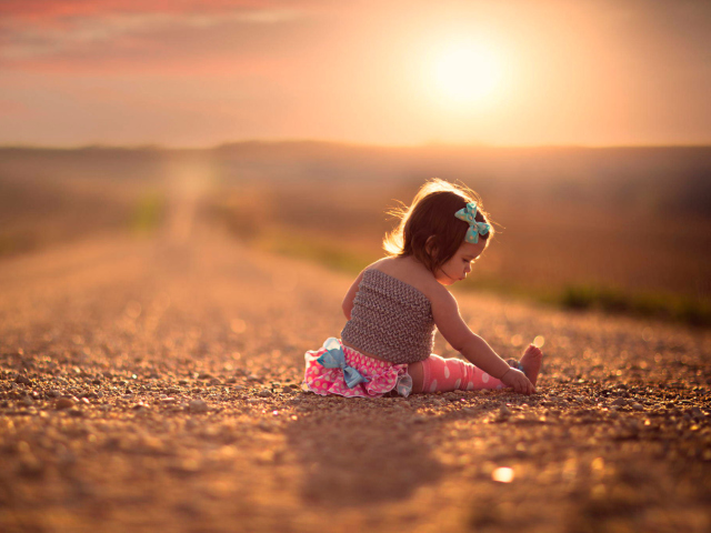 Обои Child On Road At Sunset 640x480