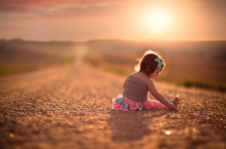 Child On Road At Sunset - Obrázkek zdarma pro 800x600