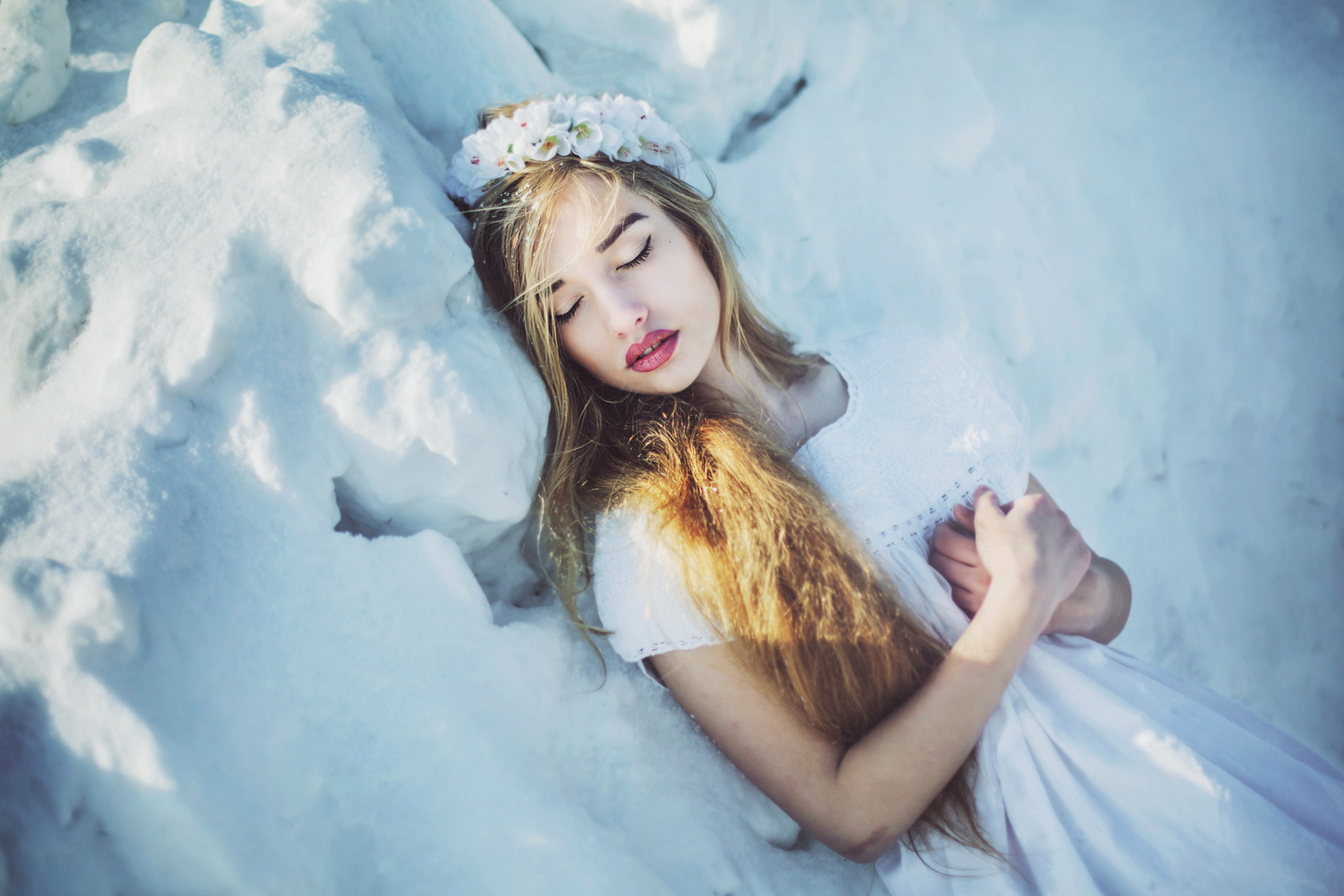 Screenshot №1 pro téma Sleeping Snow Beauty 2880x1920