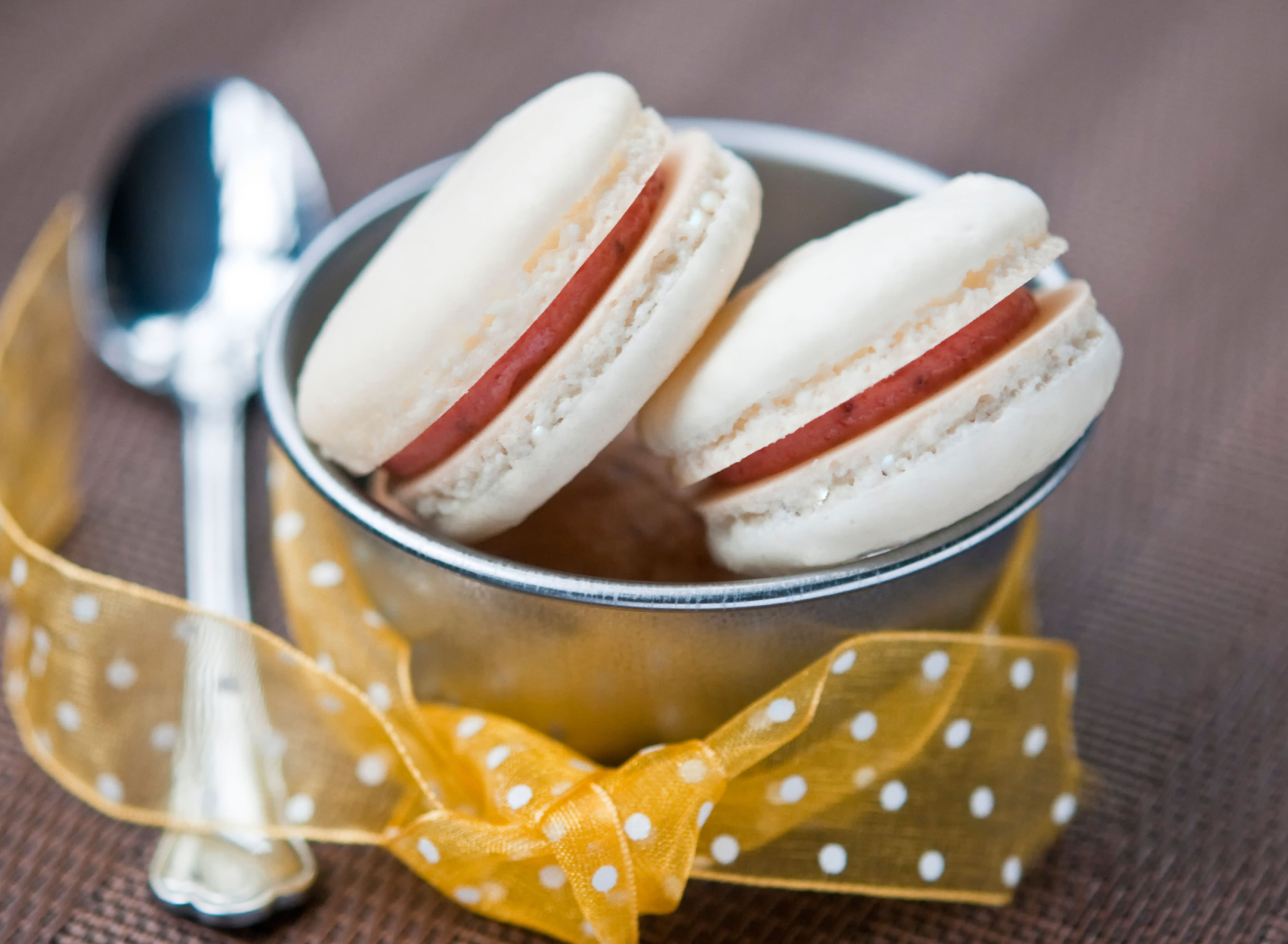 Macarons Decorate With Ribbons screenshot #1 1920x1408