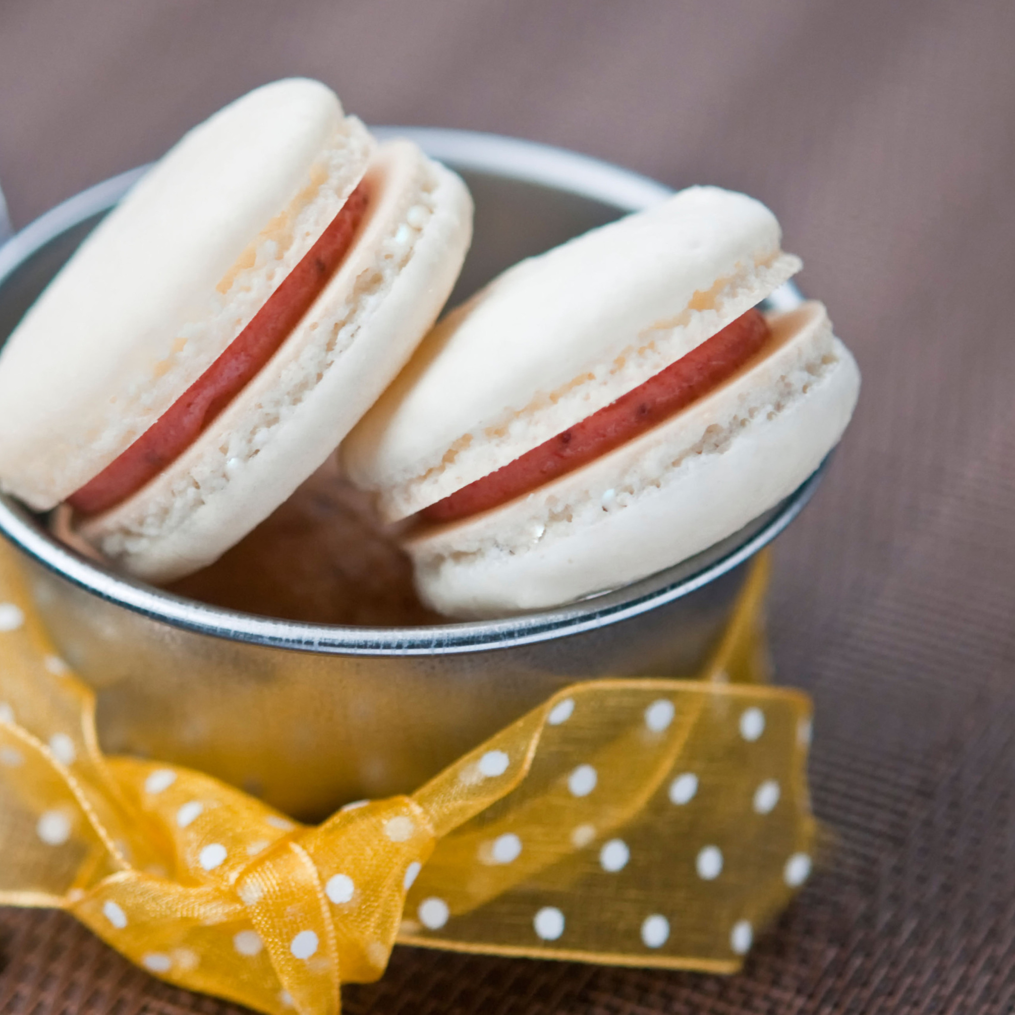Das Macarons Decorate With Ribbons Wallpaper 2048x2048
