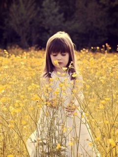 Das Cute Little Girl In Flower Field Wallpaper 240x320