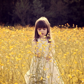 Kostenloses Cute Little Girl In Flower Field Wallpaper für 128x128