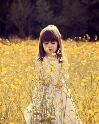 Cute Little Girl In Flower Field - Obrázkek zdarma pro 128x160