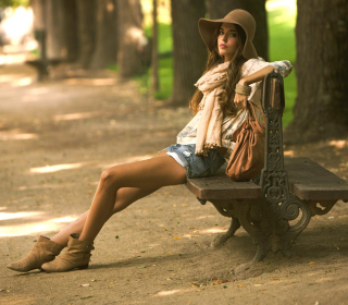 Girl Sitting On Bench papel de parede para celular para iPad 2