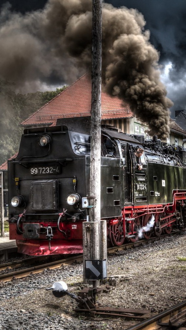 Обои Retro SteamPunk train on station 640x1136