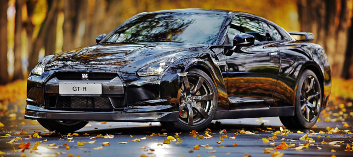 Обои Nissan GT R in Autumn Forest 720x320