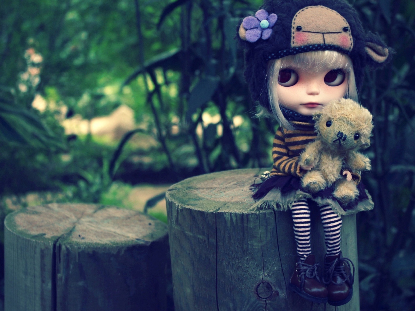 Screenshot №1 pro téma Cute Doll With Teddy Bear 1400x1050